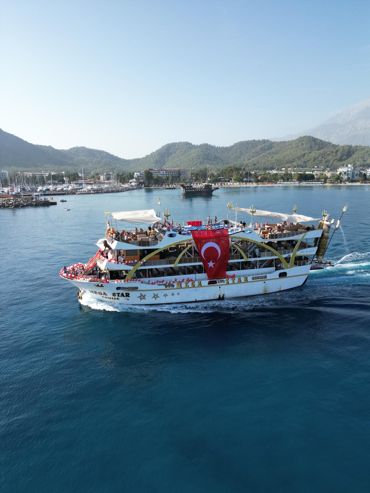 Mega Star Cruise Kemer Yat Turu | Öğle Yemeği, Köpük Partisi ve Transfer Dahil Deniz Gezisi