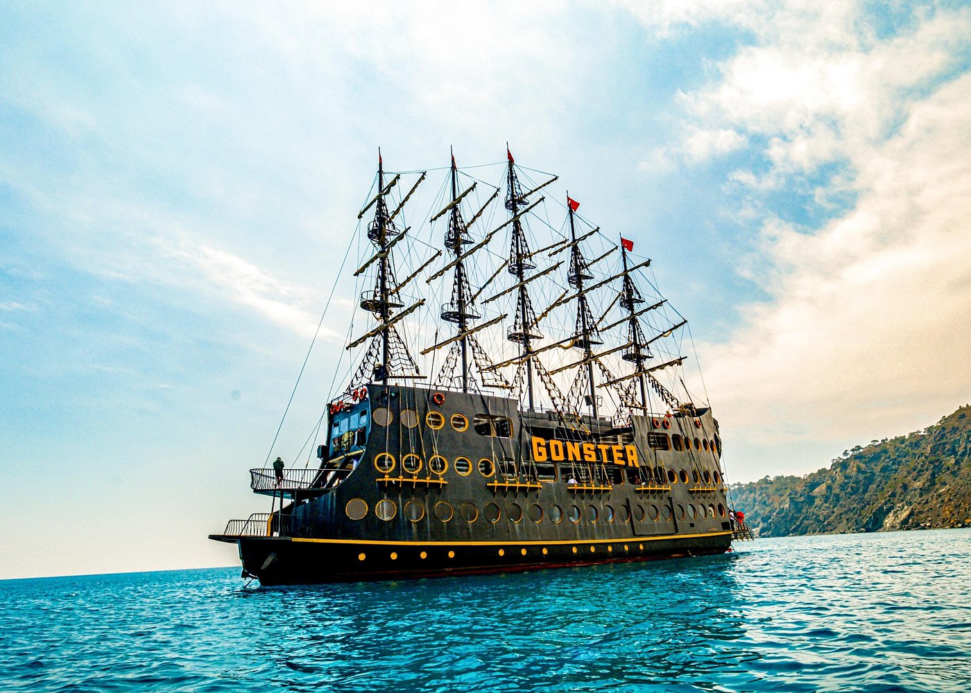 Gonster Korsan Tekne Turu Kemer | Köpük Partisi, DJ ve 3 Koy Yüzme Molası